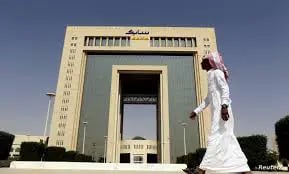 اللون الأحمر يسيطر على أغلب أسواق الخليج مع استمرار التوترات التجارية